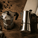 Cafetière italienne aluminium danger à côté d'une inox