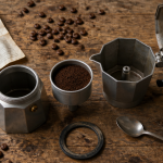 Cafetière italienne fonctionnement sur table bois