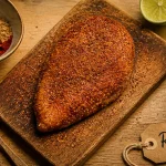 Assaisonnement rub maison : paprika, sel, ail et poivre sur poulet