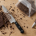 comment casser une tablette de chocolat en pepites sur plan de travail