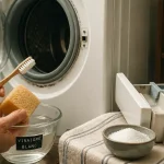 Comment nettoyer une machine à laver qui sent mauvais : brosse, vinaigre et joint hublot noirci