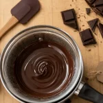 Chocolat au bain marie lisse et brillant, bain-marie en photo