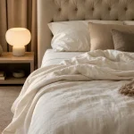 Déco chambre adulte chic : lit et textiles en tons sable, lumière douce