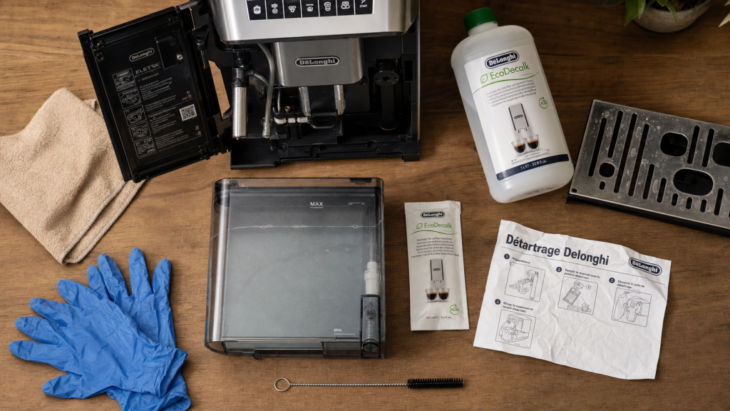 Détartrage machine à café Delonghi avec produit et brosse, réservoir de détartrage