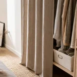 Idée pour fermer un placard sans porte : rideau de placard en lin