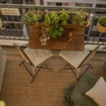 Amenager son balcon optimisé : table rabattable, chaises pliantes, jardinières
