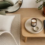 Decoration interieur : tapis en laine beige, coussins et miroir noir mat
