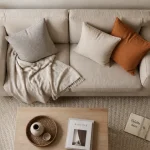 Decoration salon scandinave cosy : canapé beige et lampadaire lumière douce