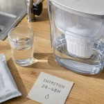 Avis carafe filtrante : cartouche et verre d’eau, moins de chlore
