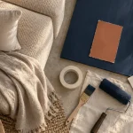 Idée peinture salon : mur d’accent bleu nuit sur mur du salon
