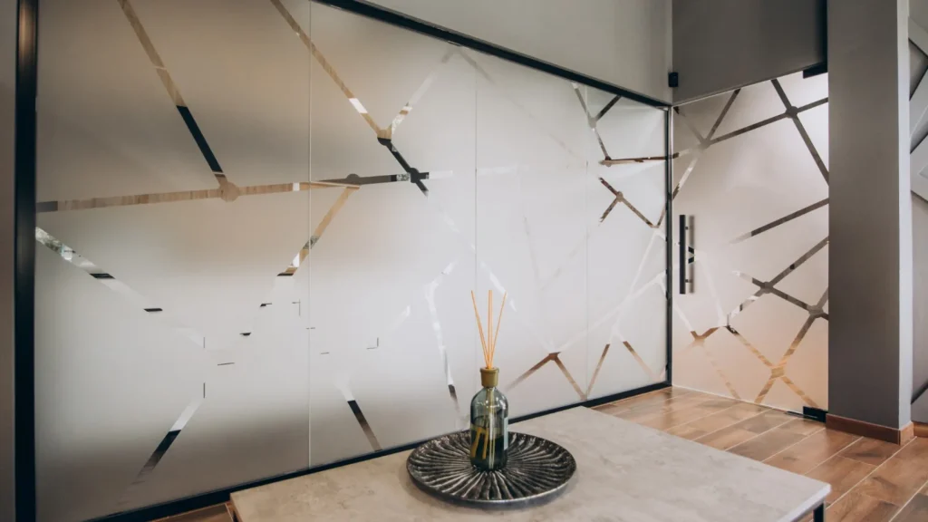Comment utiliser le verre sur mesure pour aménager et moderniser sa maison ?